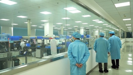 馴光二十余載，光纖上磨透鏡問鼎全球第一